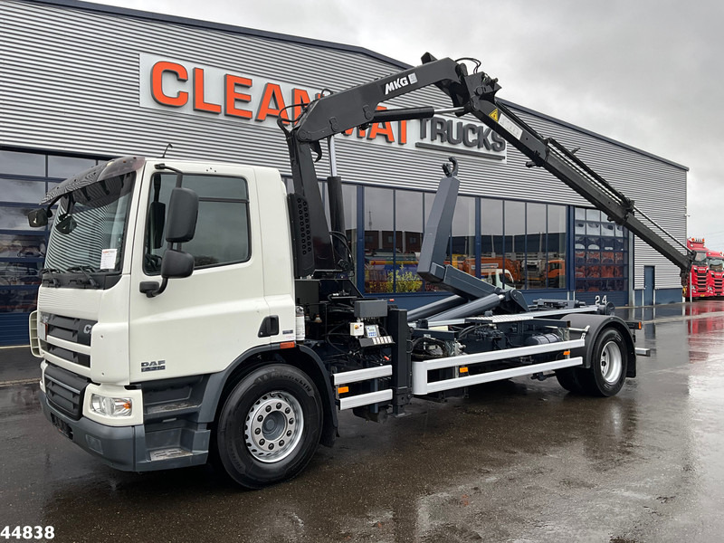 DAF FA 75 CF 250 MKG 14 Tonmeter laadkraan - شاحنة ذات الخطاف, شاحنة كرين: صور 1 DAF FA 75 CF 250 MKG 14 Tonmeter laadkraan - شاحنة ذات الخطاف, شاحنة كرين: صور 1