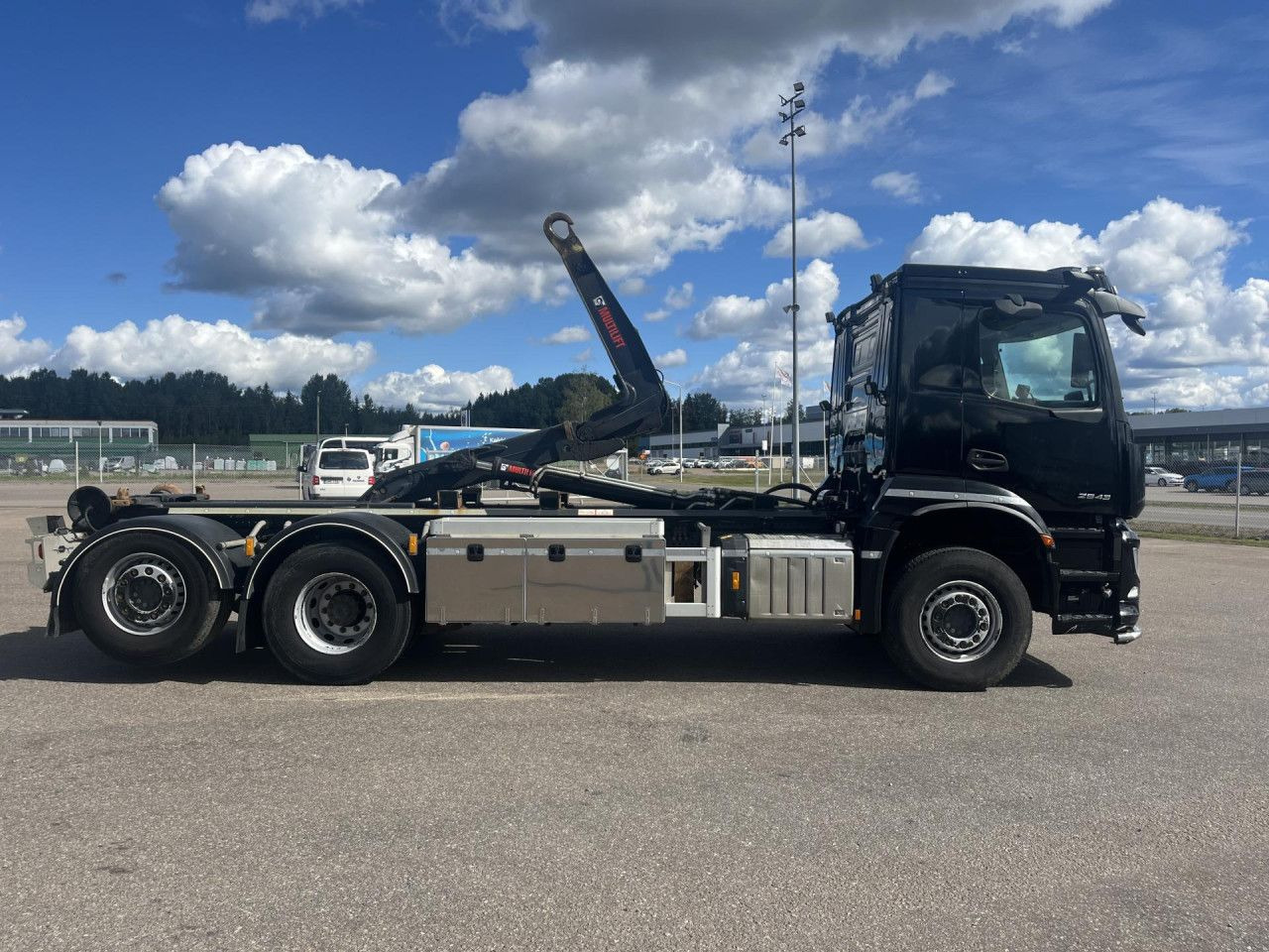 MERCEDES-BENZ Arocs 2543 6x2*4 / 21t Hooklift HIAB ULT21Z56 / 2022 - شاحنة ذات الخطاف: صور 4 MERCEDES-BENZ Arocs 2543 6x2*4 / 21t Hooklift HIAB ULT21Z56 / 2022 - شاحنة ذات الخطاف: صور 4