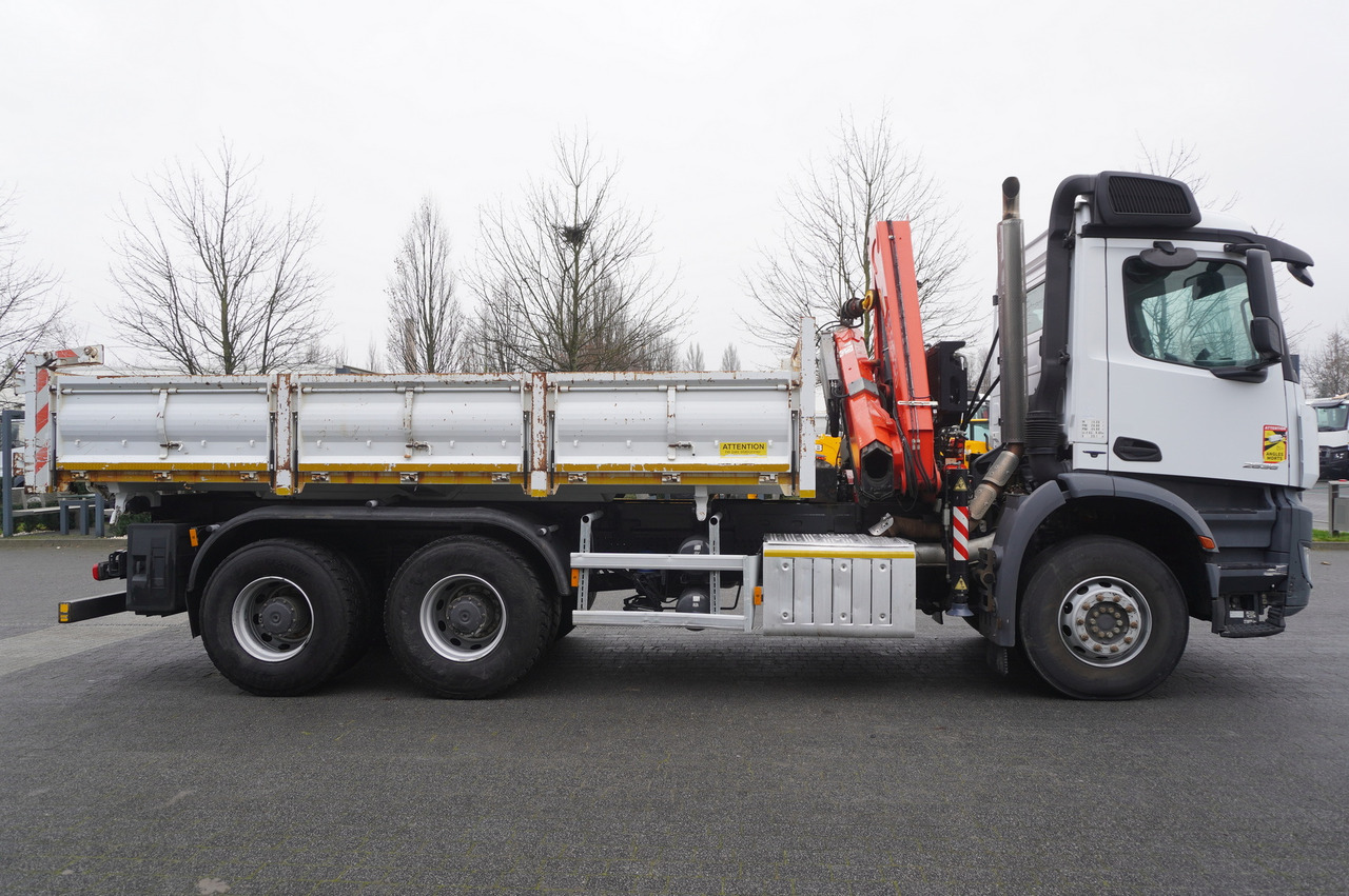 MERCEDES-BENZ Arocs 2636 6x4 / 2-way tipper / Fassi F135A.0.23 / remote control / Rotator - قلابات, شاحنة كرين: صور 3 MERCEDES-BENZ Arocs 2636 6x4 / 2-way tipper / Fassi F135A.0.23 / remote control / Rotator - قلابات, شاحنة كرين: صور 3