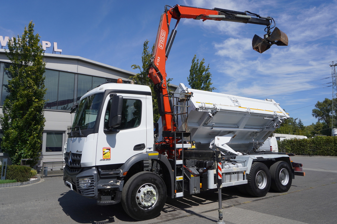 MERCEDES-BENZ Arocs 2636 / 6x4 / HDS Fassi / 3-Way Tipper / Bortmatic - قلابات, شاحنة كرين: صور 2 MERCEDES-BENZ Arocs 2636 / 6x4 / HDS Fassi / 3-Way Tipper / Bortmatic - قلابات, شاحنة كرين: صور 2