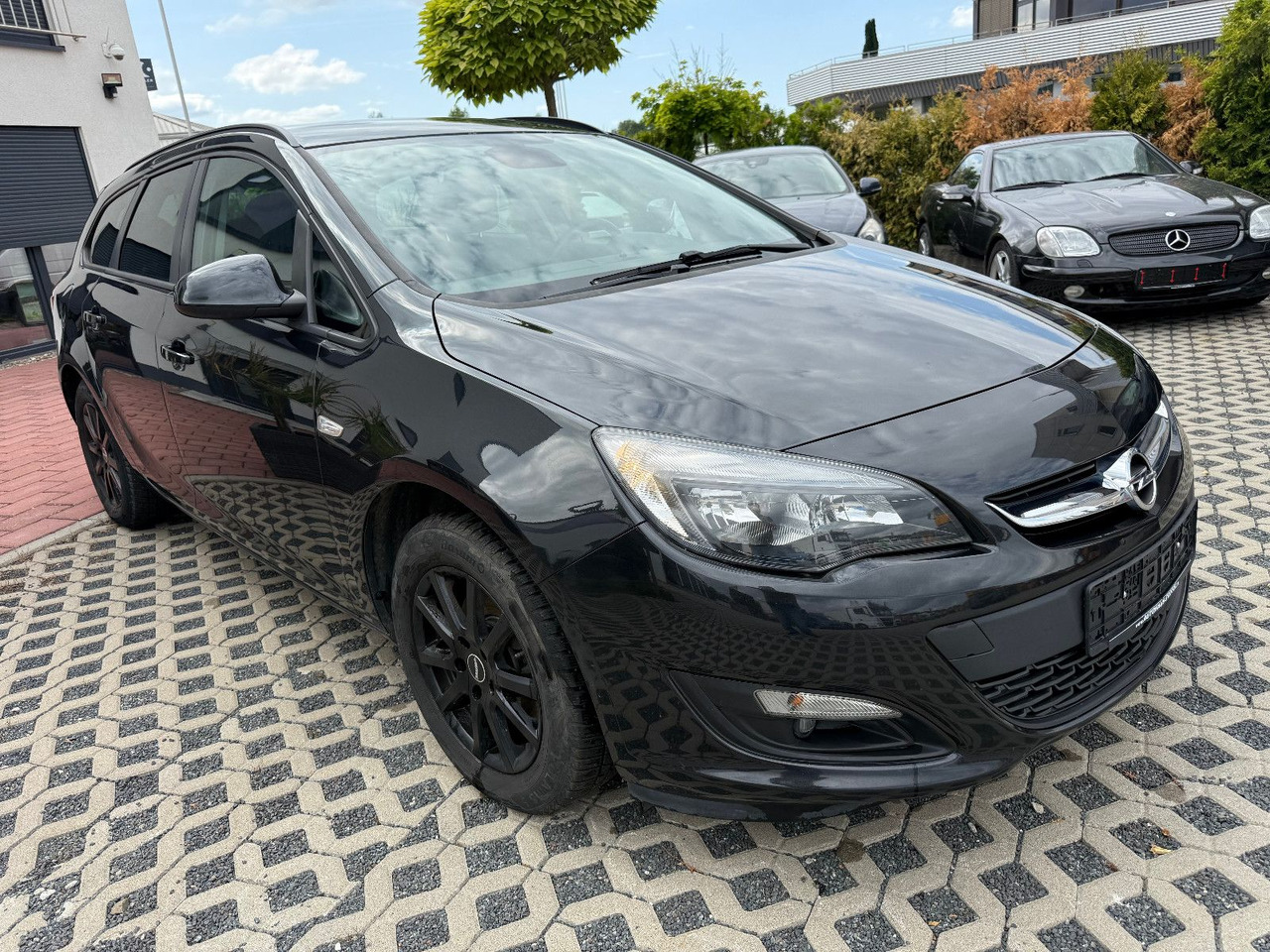 Opel Astra Sports Tourer 2.0 CDTI Sport 1 Hand - سيارة ستيشن: صور 3 Opel Astra Sports Tourer 2.0 CDTI Sport 1 Hand - سيارة ستيشن: صور 3