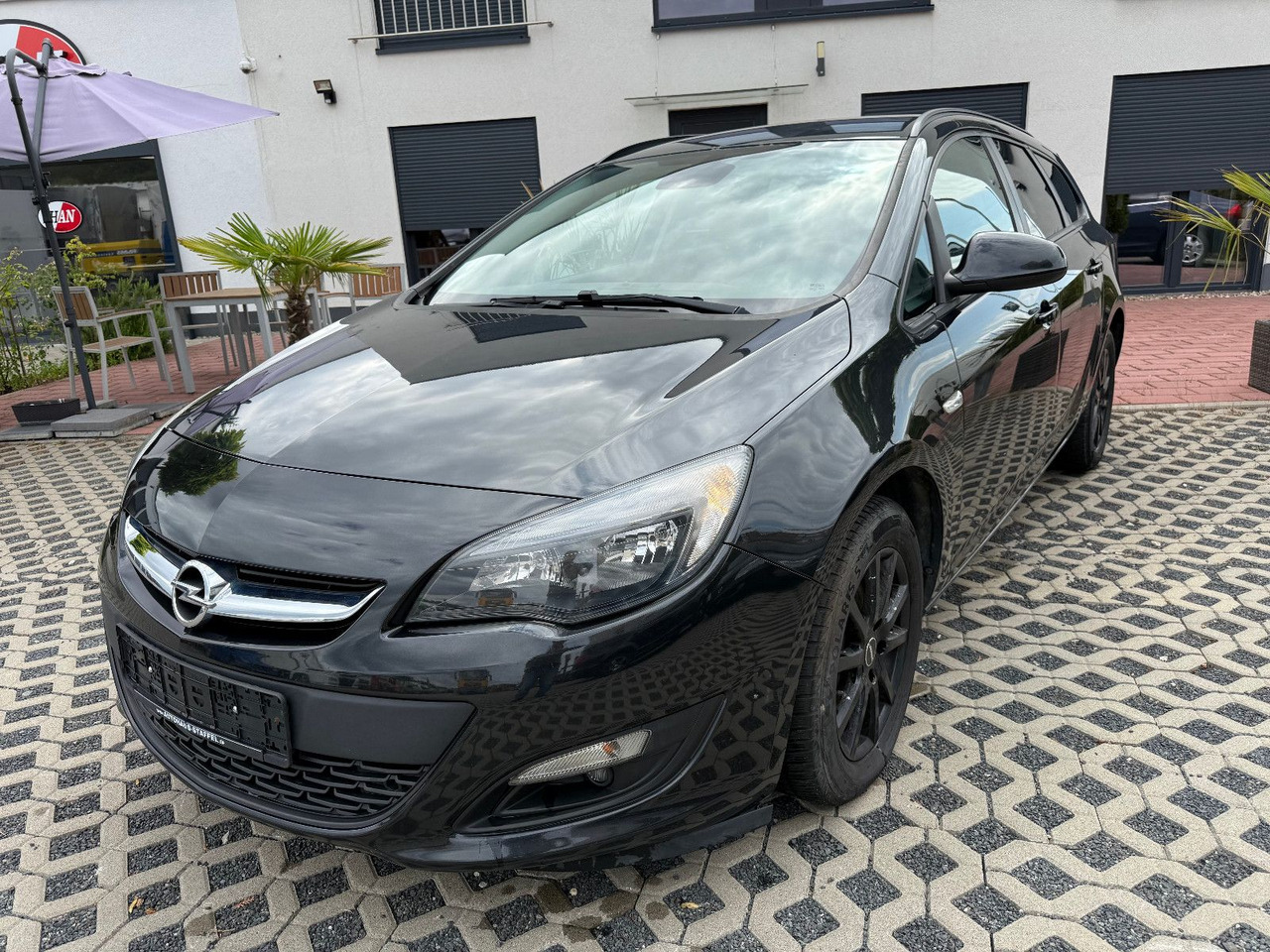 Opel Astra Sports Tourer 2.0 CDTI Sport 1 Hand - سيارة ستيشن: صور 1 Opel Astra Sports Tourer 2.0 CDTI Sport 1 Hand - سيارة ستيشن: صور 1