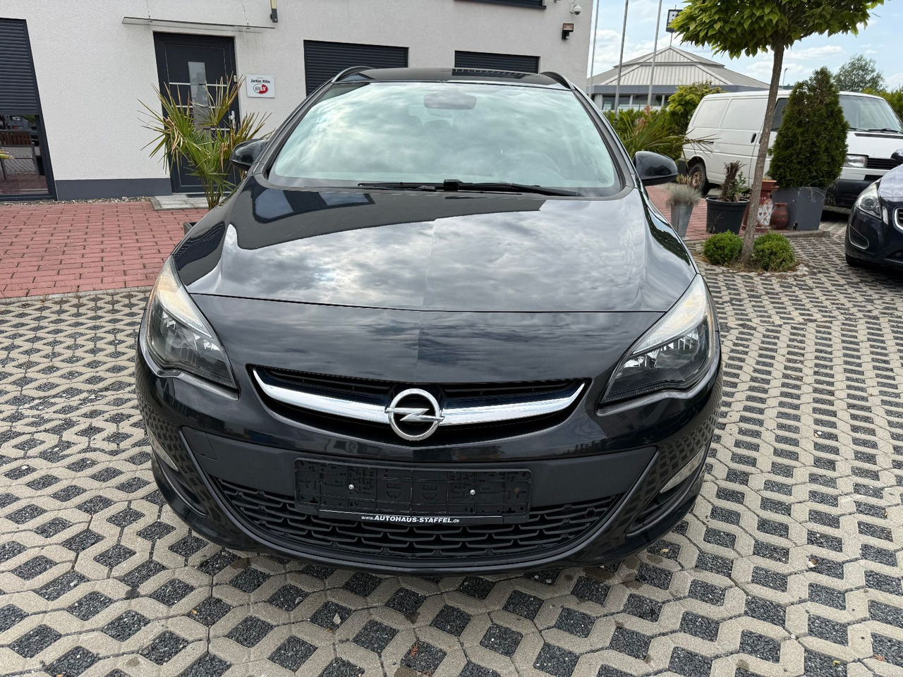 Opel Astra Sports Tourer 2.0 CDTI Sport 1 Hand - سيارة ستيشن: صور 2 Opel Astra Sports Tourer 2.0 CDTI Sport 1 Hand - سيارة ستيشن: صور 2