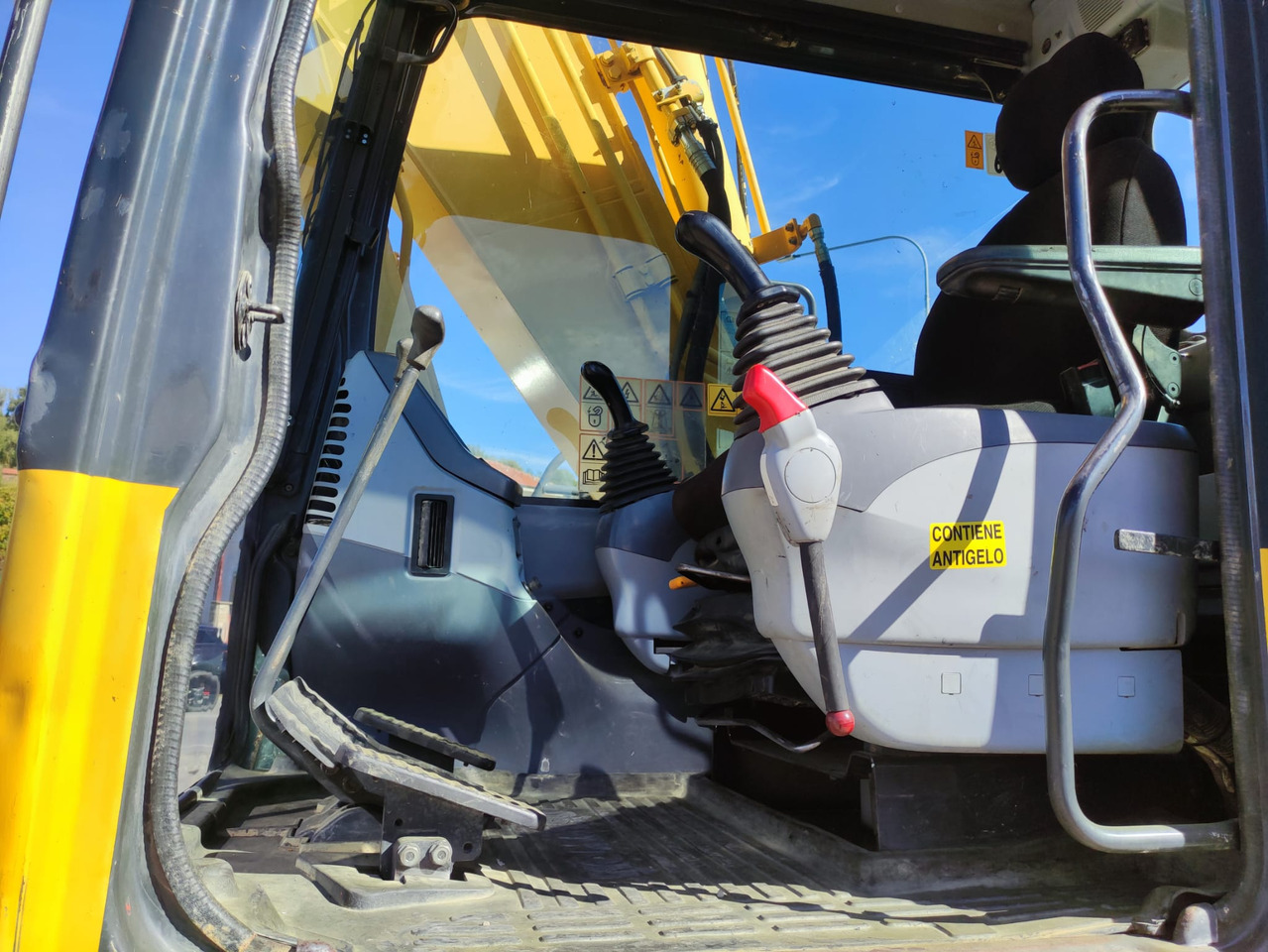 KOMATSU PC160LC-7 - حفارات زحافة: صور 5 KOMATSU PC160LC-7 - حفارات زحافة: صور 5