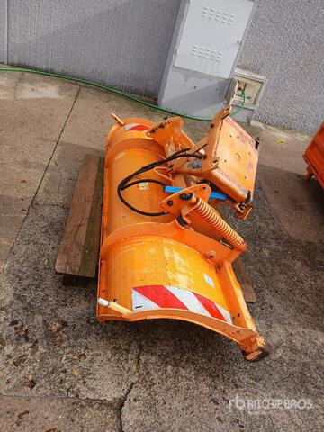 2004 Ausa M250DH X4 4x4 Snow Plow Truck - جرافة ثلج: صور 3 2004 Ausa M250DH X4 4x4 Snow Plow Truck - جرافة ثلج: صور 3