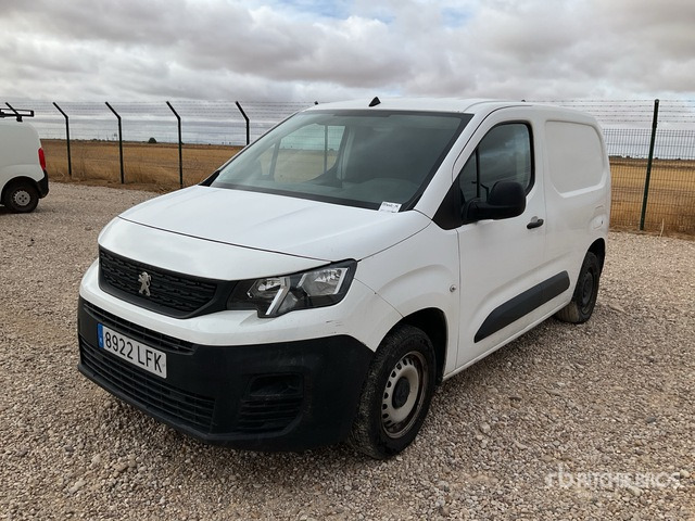 2019 Peugeot Partner Cargo Van - الشاحنات الصغيرة: صور 2 2019 Peugeot Partner Cargo Van - الشاحنات الصغيرة: صور 2