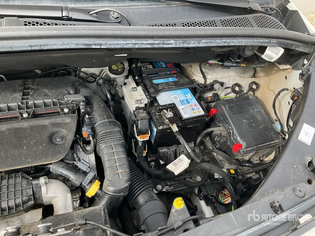 2019 Peugeot Partner Cargo Van - الشاحنات الصغيرة: صور 5 2019 Peugeot Partner Cargo Van - الشاحنات الصغيرة: صور 5