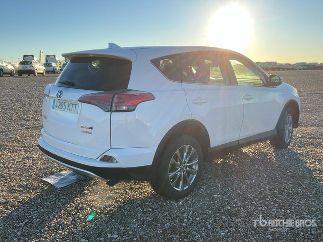 2019 Toyota RAV4 Hybrid SUV - سيارة دفع رباعي: صور 3 2019 Toyota RAV4 Hybrid SUV - سيارة دفع رباعي: صور 3