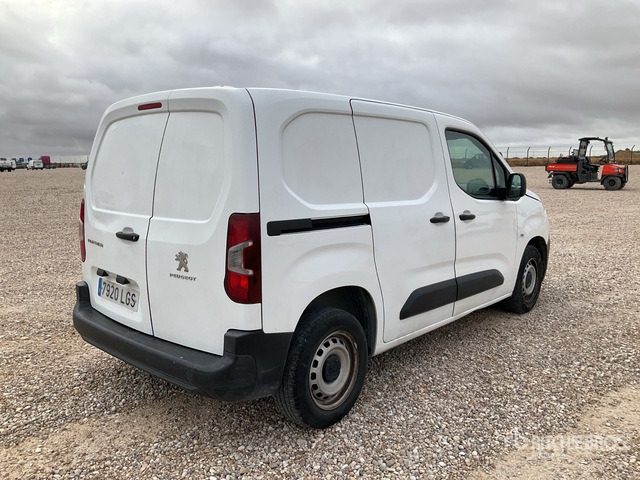 2020 Peugeot Partner Cargo Van - الشاحنات الصغيرة: صور 3 2020 Peugeot Partner Cargo Van - الشاحنات الصغيرة: صور 3