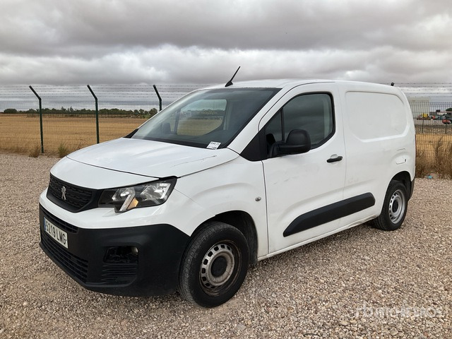2021 Peugeot Partner Cargo Van - الشاحنات الصغيرة: صور 2 2021 Peugeot Partner Cargo Van - الشاحنات الصغيرة: صور 2