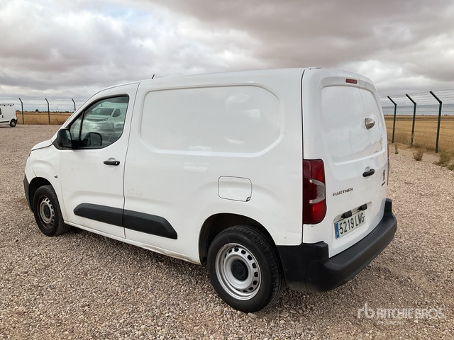 2021 Peugeot Partner Cargo Van - الشاحنات الصغيرة: صور 3 2021 Peugeot Partner Cargo Van - الشاحنات الصغيرة: صور 3