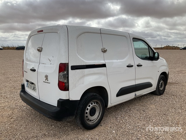 2021 Peugeot Partner Cargo Van - الشاحنات الصغيرة: صور 4 2021 Peugeot Partner Cargo Van - الشاحنات الصغيرة: صور 4