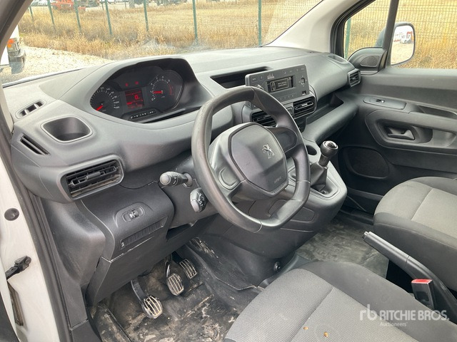2021 Peugeot Partner Cargo Van - الشاحنات الصغيرة: صور 4 2021 Peugeot Partner Cargo Van - الشاحنات الصغيرة: صور 4