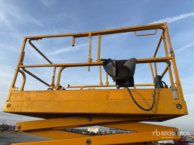 2011 Haulotte Compact 14 Electric Scissor Lift - رافعات مقصية: صور 4 2011 Haulotte Compact 14 Electric Scissor Lift - رافعات مقصية: صور 4