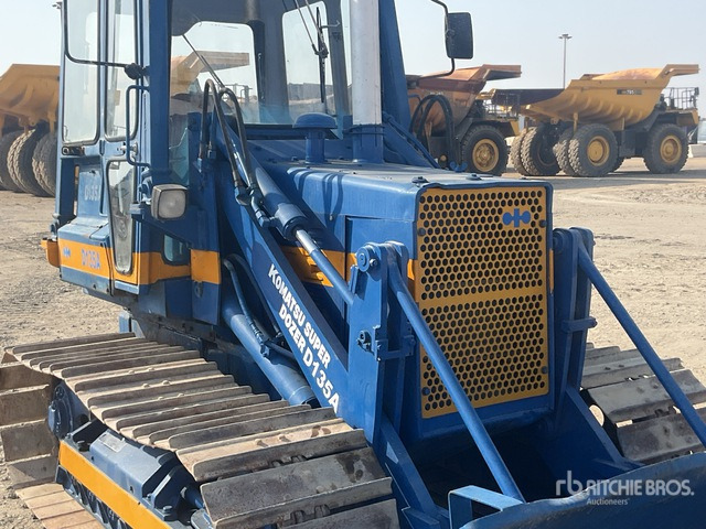 1986 Komatsu D31S-17 - اللودر المجنزر: صور 5 1986 Komatsu D31S-17 - اللودر المجنزر: صور 5