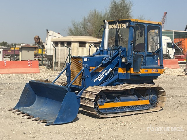 1986 Komatsu D31S-17 - اللودر المجنزر: صور 2 1986 Komatsu D31S-17 - اللودر المجنزر: صور 2