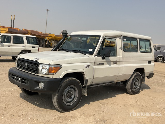 2013 Toyota Land Cruiser 78L 4x4 SUV - سيارة دفع رباعي: صور 1 2013 Toyota Land Cruiser 78L 4x4 SUV - سيارة دفع رباعي: صور 1