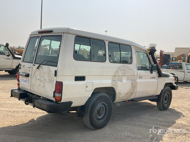 2014 Toyota Land Cruiser 78L 4x4 SUV - سيارة دفع رباعي: صور 3 2014 Toyota Land Cruiser 78L 4x4 SUV - سيارة دفع رباعي: صور 3