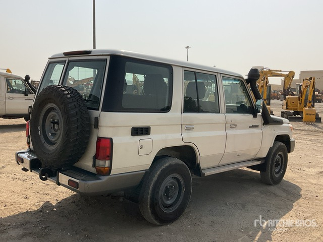 2014 Toyota Land Cruiser LX 76L 4x4 SUV - سيارة دفع رباعي: صور 3 2014 Toyota Land Cruiser LX 76L 4x4 SUV - سيارة دفع رباعي: صور 3