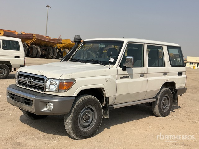 2014 Toyota Land Cruiser LX 76L 4x4 SUV - سيارة دفع رباعي: صور 2 2014 Toyota Land Cruiser LX 76L 4x4 SUV - سيارة دفع رباعي: صور 2
