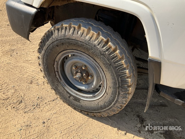 2016 Toyota Land Cruiser 78R 4x4 SUV - سيارة دفع رباعي: صور 5 2016 Toyota Land Cruiser 78R 4x4 SUV - سيارة دفع رباعي: صور 5