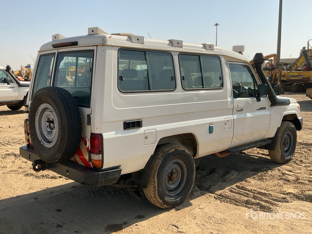 2018 Toyota Land Cruiser 78R 4x4 SUV - سيارة دفع رباعي: صور 2 2018 Toyota Land Cruiser 78R 4x4 SUV - سيارة دفع رباعي: صور 2