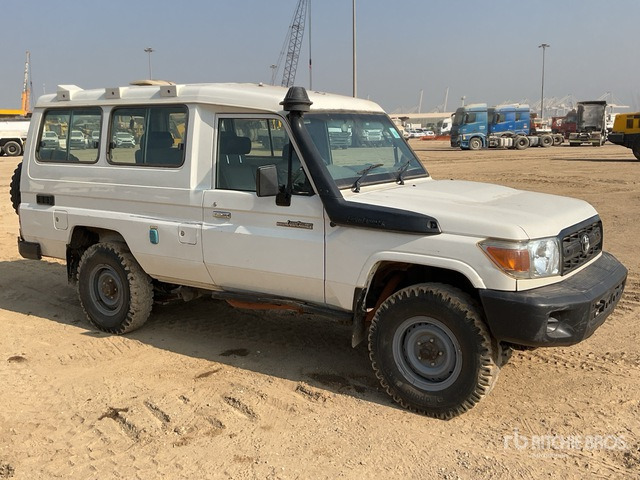2018 Toyota Land Cruiser 78R 4x4 SUV - سيارة دفع رباعي: صور 1 2018 Toyota Land Cruiser 78R 4x4 SUV - سيارة دفع رباعي: صور 1