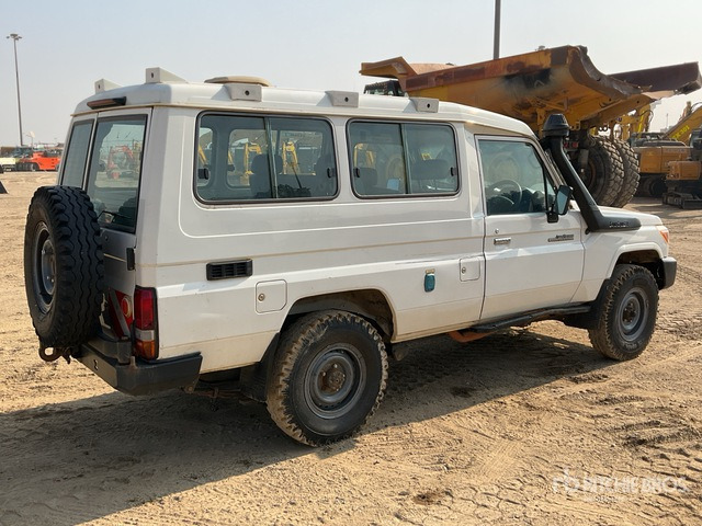 2018 Toyota Land Cruiser 78R 4x4 SUV - سيارة دفع رباعي: صور 2 2018 Toyota Land Cruiser 78R 4x4 SUV - سيارة دفع رباعي: صور 2