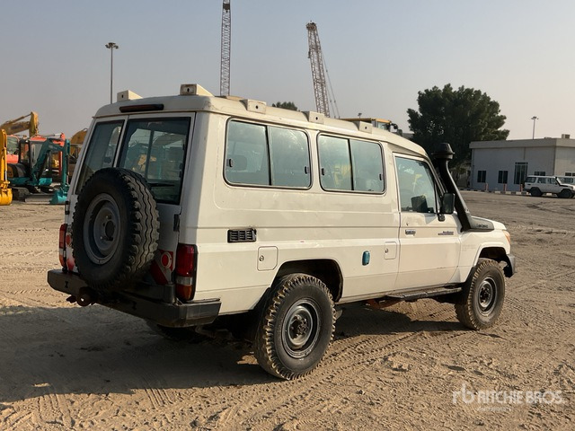 2018 Toyota Land Cruiser 78R 4x4 SUV - سيارة دفع رباعي: صور 2 2018 Toyota Land Cruiser 78R 4x4 SUV - سيارة دفع رباعي: صور 2