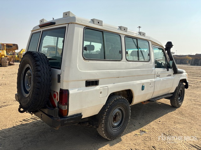 2018 Toyota Land Cruiser 78R 4x4 SUV - سيارة دفع رباعي: صور 3 2018 Toyota Land Cruiser 78R 4x4 SUV - سيارة دفع رباعي: صور 3