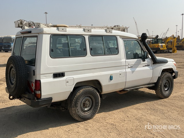 2018 Toyota Land Cruiser 78R 4x4 SUV - سيارة دفع رباعي: صور 2 2018 Toyota Land Cruiser 78R 4x4 SUV - سيارة دفع رباعي: صور 2