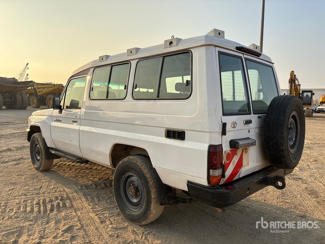 2018 Toyota Land Cruiser 78R 4x4 SUV - سيارة دفع رباعي: صور 3 2018 Toyota Land Cruiser 78R 4x4 SUV - سيارة دفع رباعي: صور 3