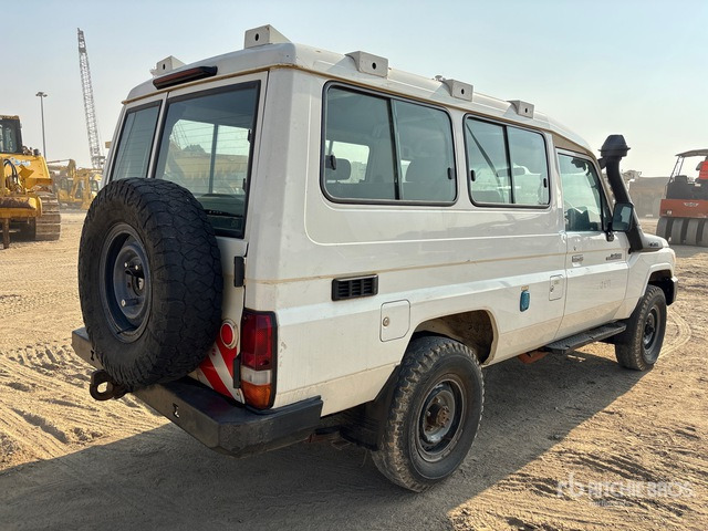 2018 Toyota Land Cruiser 78R 4x4 SUV - سيارة دفع رباعي: صور 3 2018 Toyota Land Cruiser 78R 4x4 SUV - سيارة دفع رباعي: صور 3