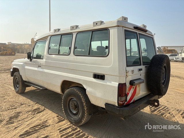 2018 Toyota Land Cruiser 78R 4x4 SUV - سيارة دفع رباعي: صور 2 2018 Toyota Land Cruiser 78R 4x4 SUV - سيارة دفع رباعي: صور 2