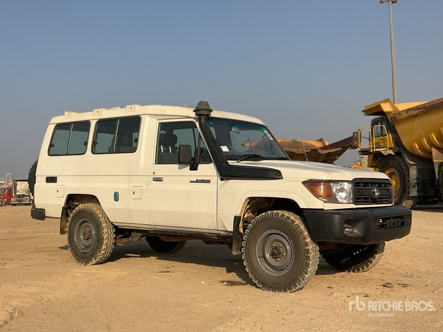 2018 Toyota Land Cruiser 78R 4x4 SUV - سيارة دفع رباعي: صور 1 2018 Toyota Land Cruiser 78R 4x4 SUV - سيارة دفع رباعي: صور 1