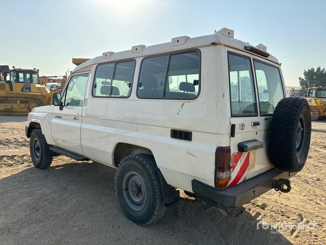 2018 Toyota Land Cruiser 78R 4x4 SUV - سيارة دفع رباعي: صور 3 2018 Toyota Land Cruiser 78R 4x4 SUV - سيارة دفع رباعي: صور 3