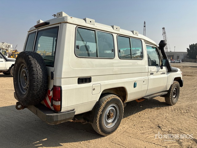 2018 Toyota Land Cruiser 78R 4x4 SUV - سيارة دفع رباعي: صور 3 2018 Toyota Land Cruiser 78R 4x4 SUV - سيارة دفع رباعي: صور 3
