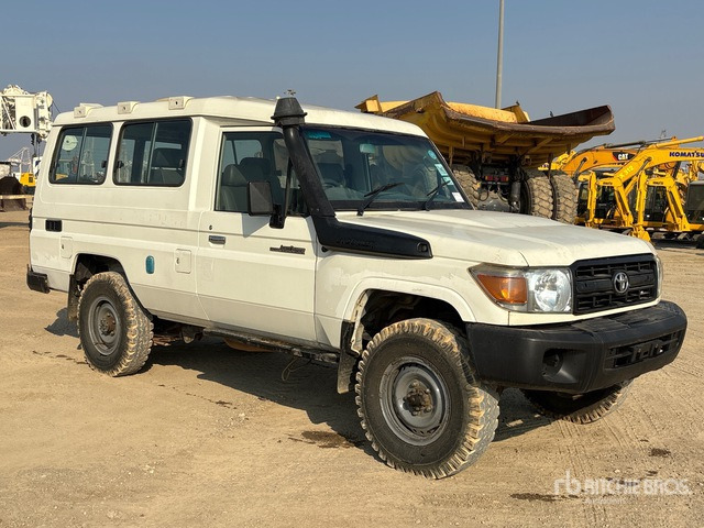 2018 Toyota Land Cruiser 78R 4x4 SUV - سيارة دفع رباعي: صور 1 2018 Toyota Land Cruiser 78R 4x4 SUV - سيارة دفع رباعي: صور 1