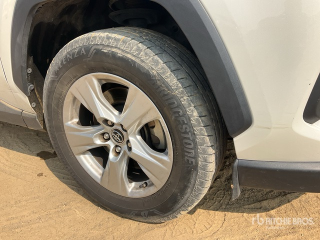 2019 Toyota RAV4 4WD SUV - سيارة دفع رباعي: صور 5 2019 Toyota RAV4 4WD SUV - سيارة دفع رباعي: صور 5