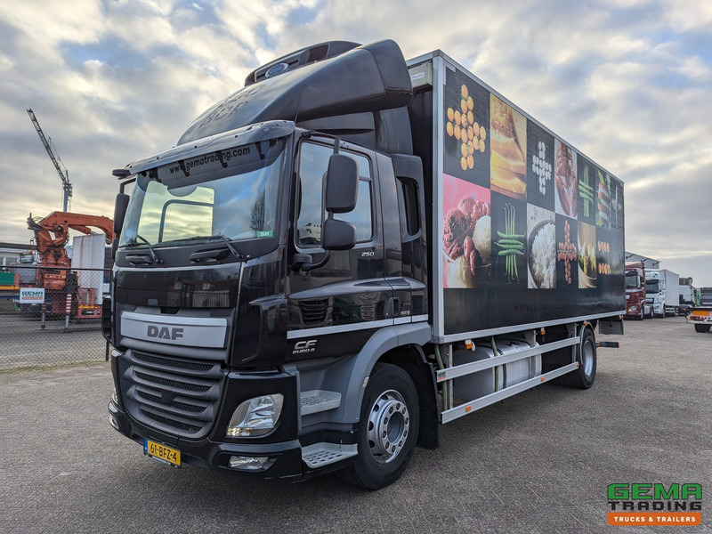 DAF CF 250 FA 4x2 DayCab Euro6 - Koel-VriesBak 7.5m + Carrier Supra 850MT + Laadklep 2000kg - 05/2025APK - مبردة شاحنة: صور 1 DAF CF 250 FA 4x2 DayCab Euro6 - Koel-VriesBak 7.5m + Carrier Supra 850MT + Laadklep 2000kg - 05/2025APK - مبردة شاحنة: صور 1