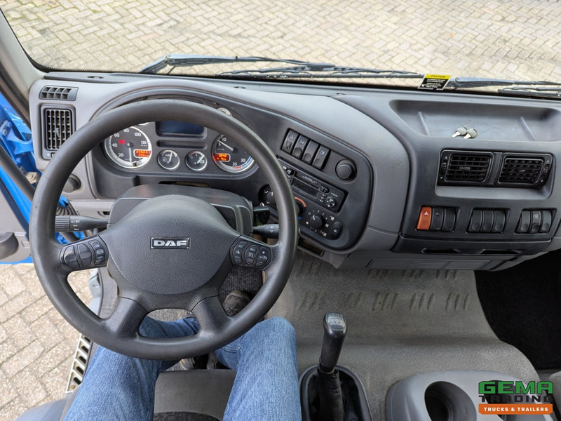 Interior photo 3: شاحنة نقل سيارات شاحنة DAF FA LF55.220 4x2 Daycab Euro4 - Handgeschakeld - Oprijwagen - Lier 2.5T - Alu Zijschotten
