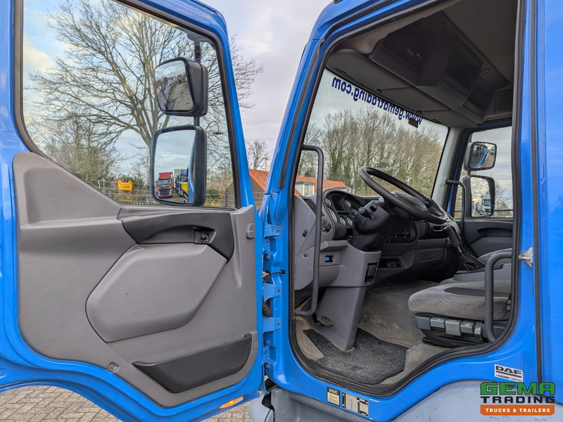 Interior photo 2: شاحنة نقل سيارات شاحنة DAF FA LF55.220 4x2 Daycab Euro4 - Handgeschakeld - Oprijwagen - Lier 2.5T - Alu Zijschotten