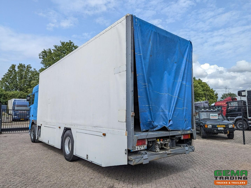 DAF XF95.430 4x2 Spacecab Euro2 - Retarder - Geslotenbak 7.7m - Handgeschakeld - Vangmuil - بصندوق مغلق شاحنة: صور 4 DAF XF95.430 4x2 Spacecab Euro2 - Retarder - Geslotenbak 7.7m - Handgeschakeld - Vangmuil - بصندوق مغلق شاحنة: صور 4