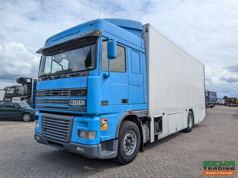 DAF XF95.430 4x2 Spacecab Euro2 - Retarder - Geslotenbak 7.7m - Handgeschakeld - Vangmuil - بصندوق مغلق شاحنة: صور 1 DAF XF95.430 4x2 Spacecab Euro2 - Retarder - Geslotenbak 7.7m - Handgeschakeld - Vangmuil - بصندوق مغلق شاحنة: صور 1