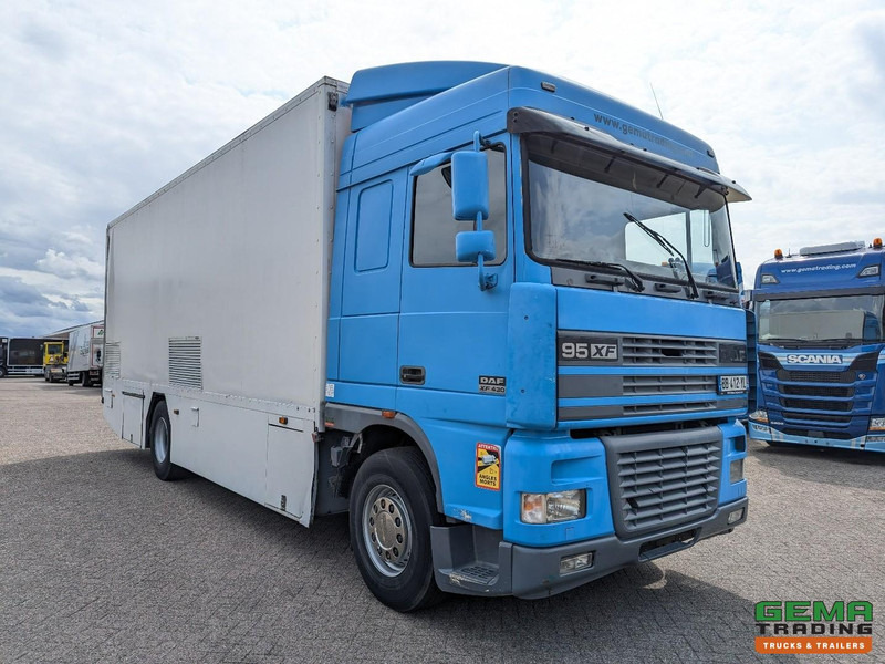 DAF XF95.430 4x2 Spacecab Euro2 - Retarder - Geslotenbak 7.7m - Handgeschakeld - Vangmuil - بصندوق مغلق شاحنة: صور 2 DAF XF95.430 4x2 Spacecab Euro2 - Retarder - Geslotenbak 7.7m - Handgeschakeld - Vangmuil - بصندوق مغلق شاحنة: صور 2