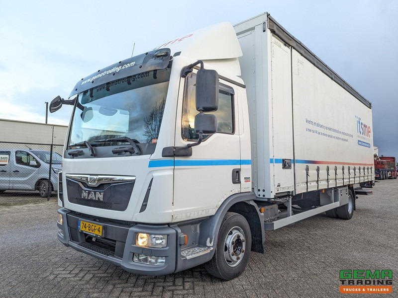 MAN TGL 12.220 4x2 Daycab Euro6 - SchuifzeilenBak 7.2M + Laadklep 2000kg - Rongpotten - Zijdeuren - شاحنة ستارة: صور 1 MAN TGL 12.220 4x2 Daycab Euro6 - SchuifzeilenBak 7.2M + Laadklep 2000kg - Rongpotten - Zijdeuren - شاحنة ستارة: صور 1