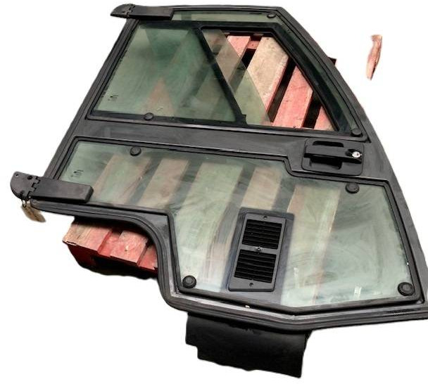 Right door for Nissan - باب و قطع الغيار - معدات المناولة: صور 1 Right door for Nissan - باب و قطع الغيار - معدات المناولة: صور 1