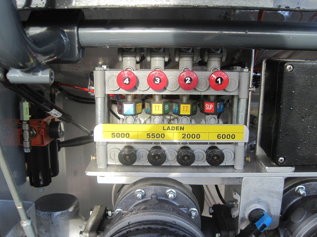 SCANIA G370 - شاحنة صهريج: صور 4 SCANIA G370 - شاحنة صهريج: صور 4