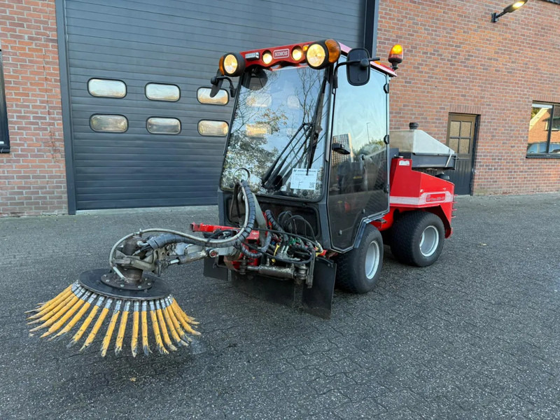 Nimos DM-Trac 205 OKB-70- Onkruidborstelmachine Werktuigendrager 4X Hydraulische functie - كناسة المناطق الصناعية: صور 1 Nimos DM-Trac 205 OKB-70- Onkruidborstelmachine Werktuigendrager 4X Hydraulische functie - كناسة المناطق الصناعية: صور 1