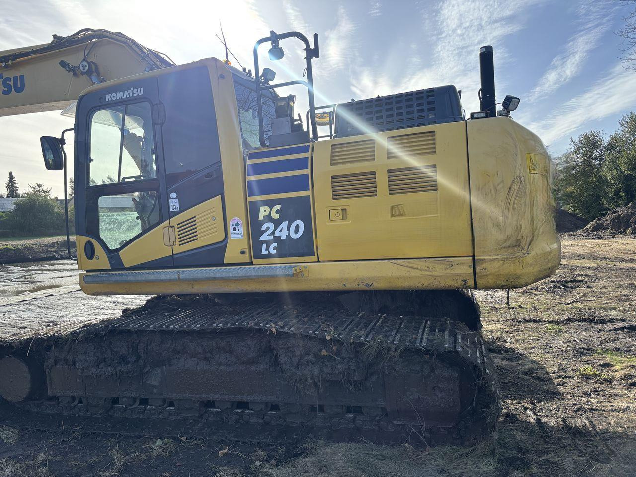 Komatsu PC240LC-11 - حفارات زحافة: صور 1 Komatsu PC240LC-11 - حفارات زحافة: صور 1